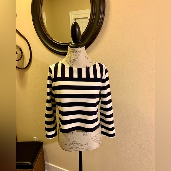 LN TALBOTS ADORABLE NAUTICAL LOOK. HITS AT WAIST. PAIR W/WHITE JEANS OR SHIORTS - Picture 1 of 10